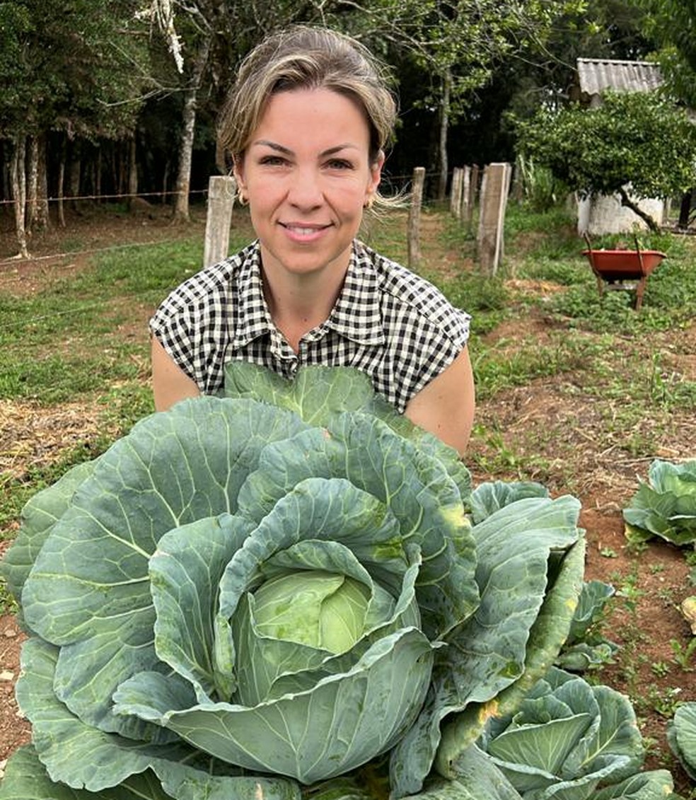 Aos 40 anos e mãe de três crianças, Gracieli Graminho Calgaro, de Mangueirinha (PR), está cursando agronomia — Foto: Arquivo pessoal