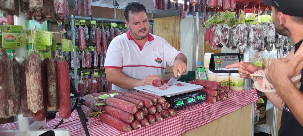 No local, podem ser comprados e consumidos produtos de agroindústrias gaúchas, como queijos, salames, geleias e outros itens — Foto: Raphael Salomão