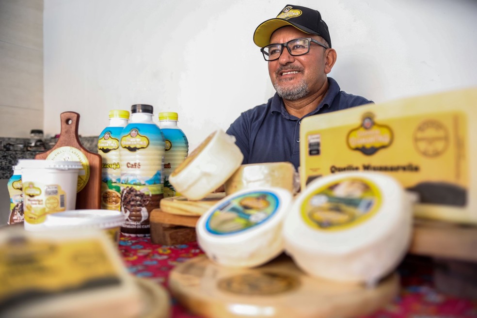 Nando do Leite com produtos do Laticínio Chapada Diamantina: empresa tem 15 funcionários e prevê começar a dar lucro já em 2025 — Foto: Rogerio Albuquerque/Globo Rural