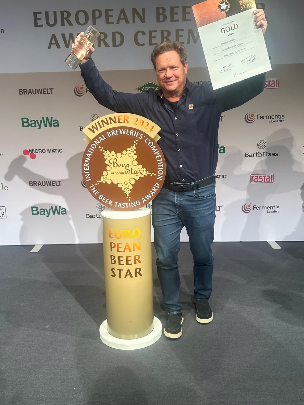 Scott Ashby comemora o prêmio do European Beer Star (EBS) — Foto: Divulgação