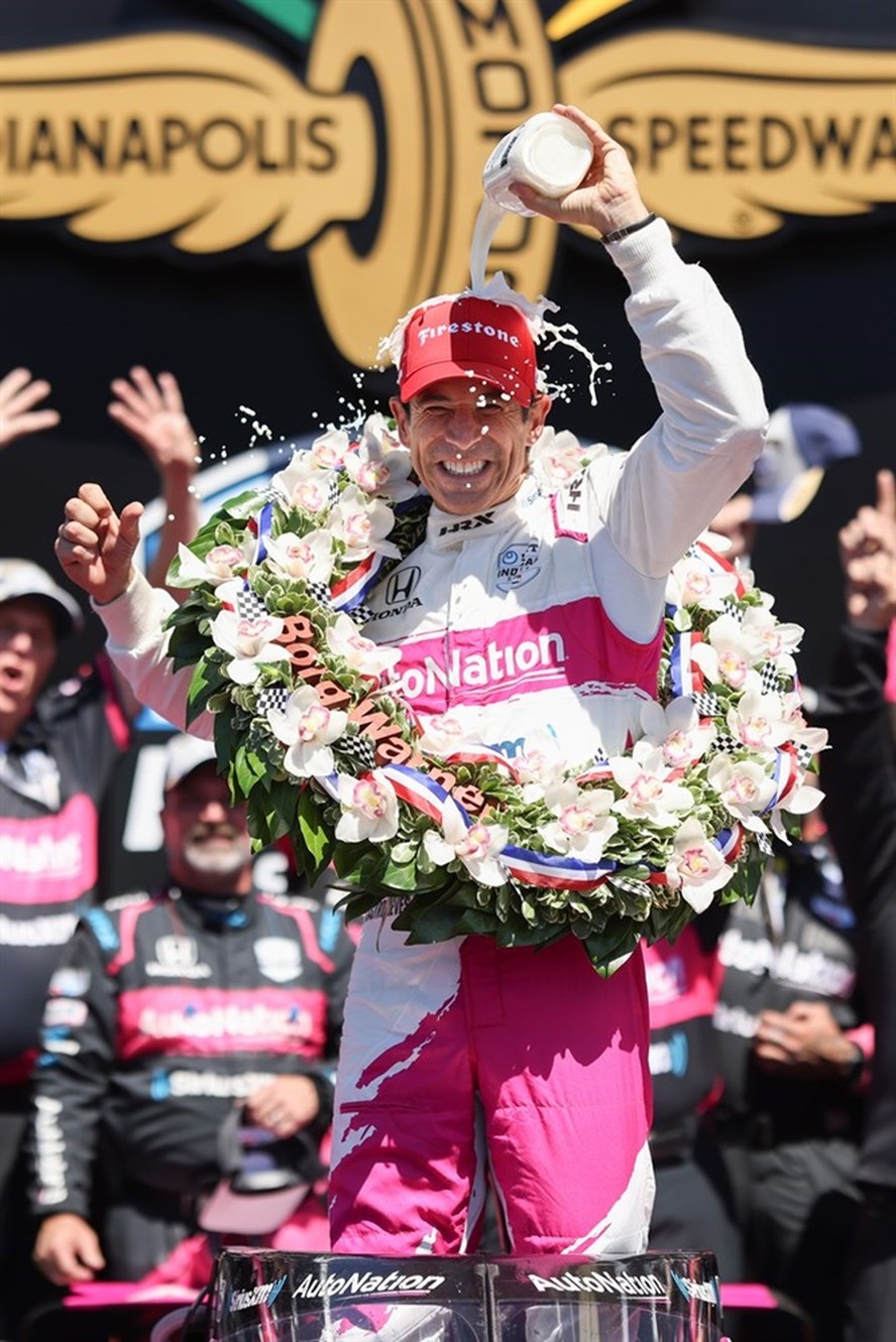 Helio Castroneves em sua 4ª vitória na Indy 500, em 2021. Comemorar com leite é tradição há mais de 70 anos