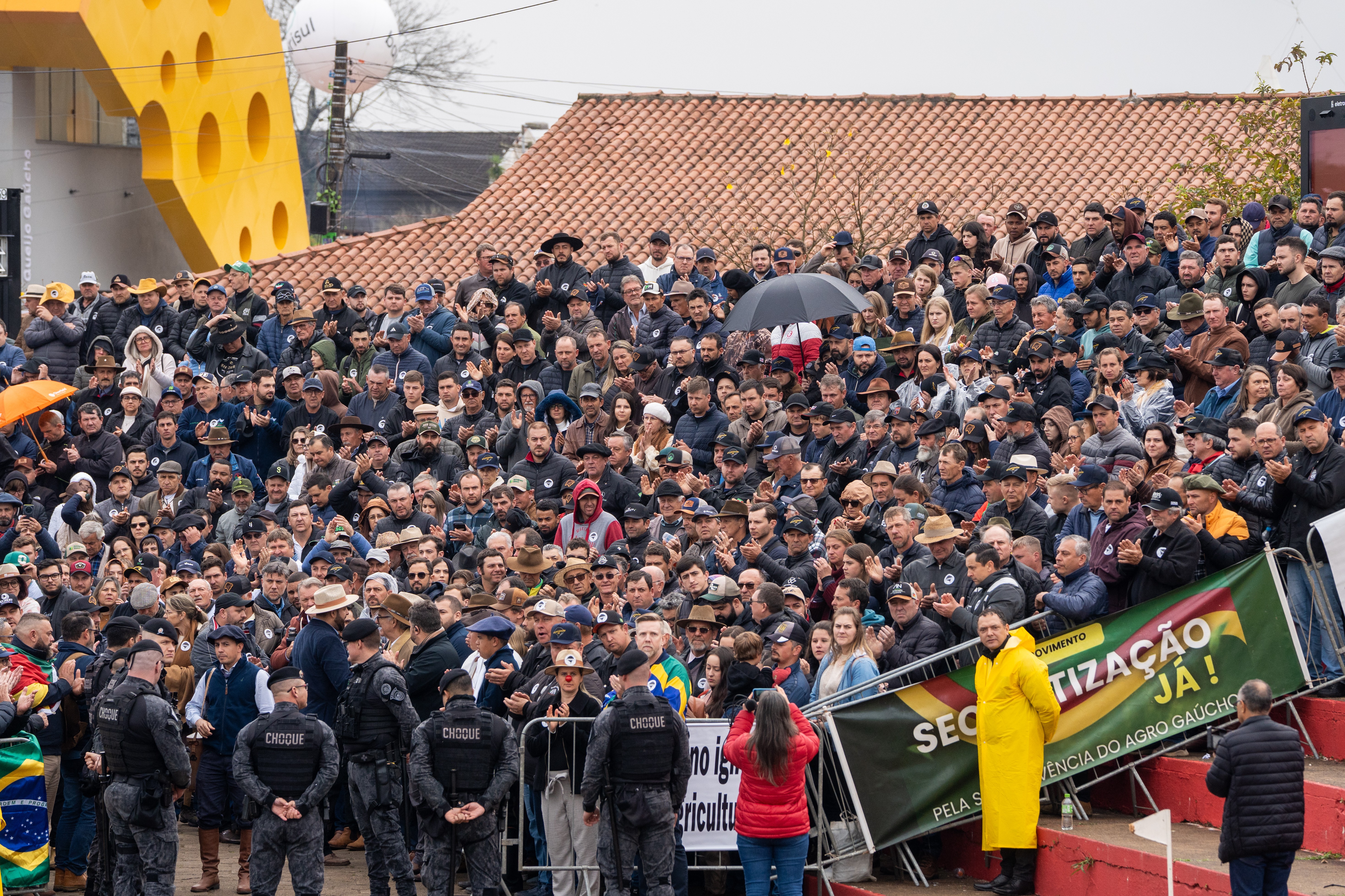 Vaias e protestos marcam abertura oficial da Expointer
