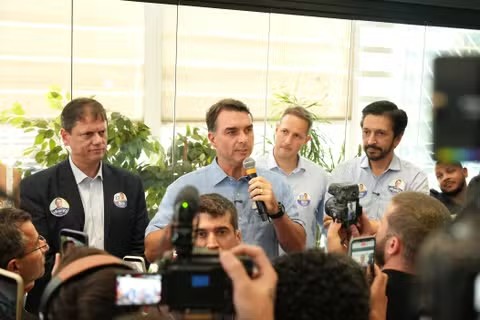Flávio Bolsonaro defende rediscutir mistura do etanol à gasolina