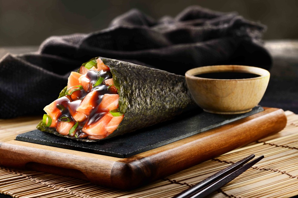 Temaki de salmão — Foto: Kikkoman