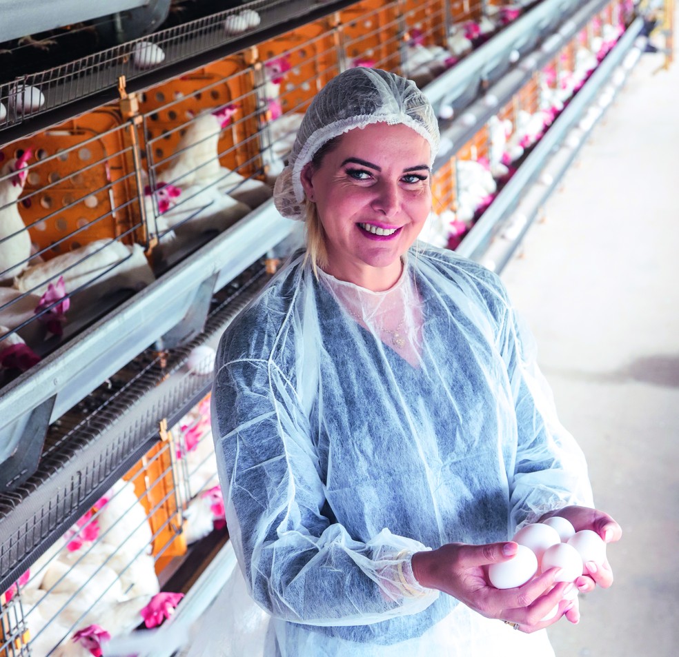 NEGÓCIO FAMILIAR: Na Avícola Mãe e Filhos, Jerusa Stuhr produz 250 caixas com 90.000 ovos brancos por dia — Foto: Ricardo Benichio