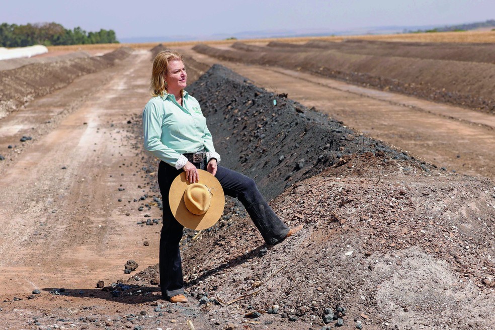 Renata Ferguson, de Rio Verde (GO), investe em compostos orgânicos para melhorar desempenho da adubação — Foto: Cristiano Borges