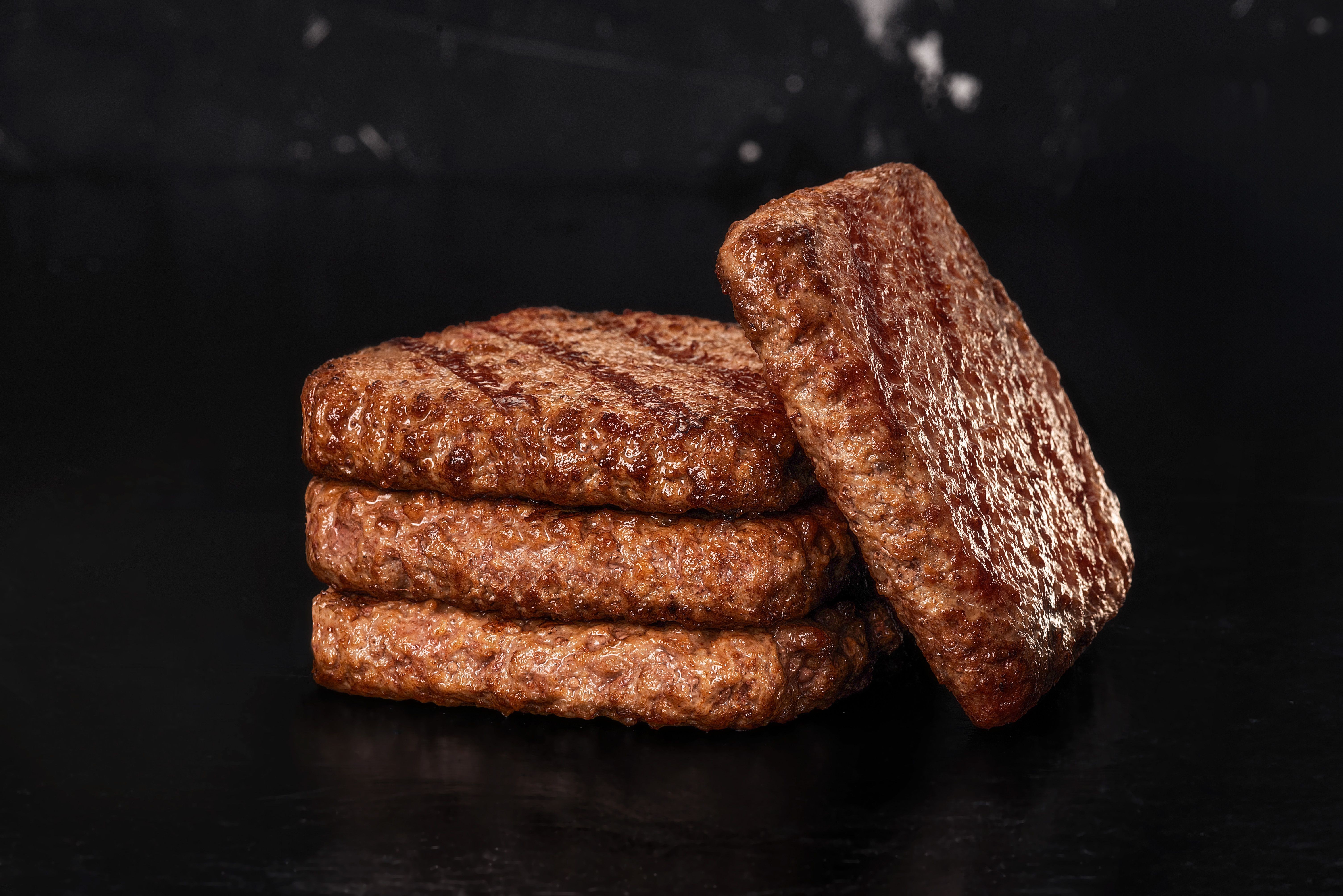 Restaurantes dos EUA alertam: tarifa contra Brasil elevará preço dos hambúrgueres no país