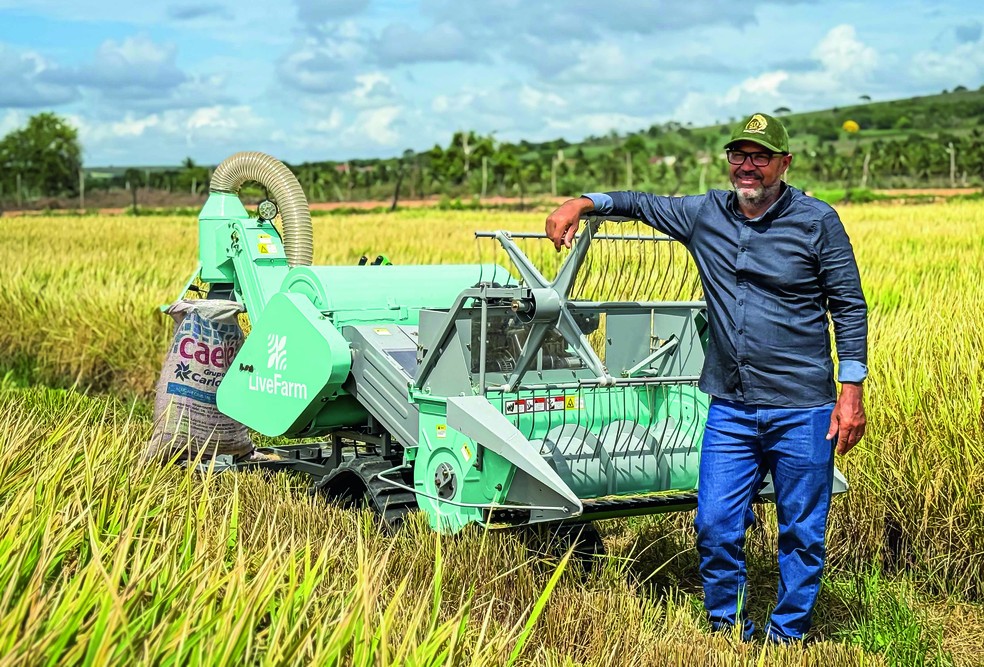 O agricultor Lindomar Vieira: produtividade extra na lavoura, que chegou a 12 toneladas por hectare na última safra — Foto: Leandro Ignácio