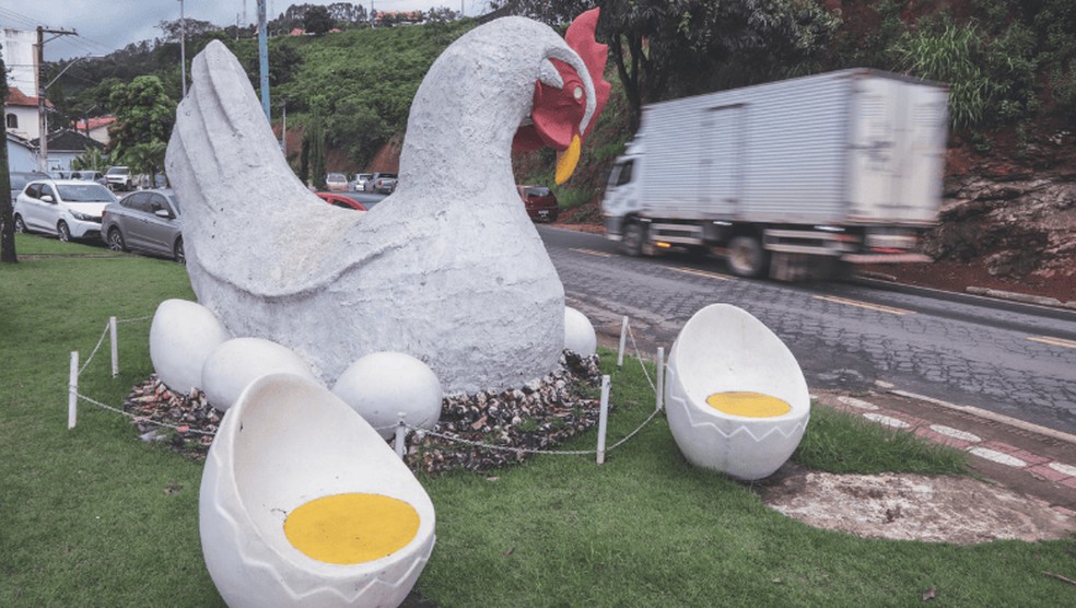 TRADIÇÃO E ECONOMIA | Monumento em homenagem à galinha poedeira recepciona quem chega ao município — Foto: Ricardo Benichio