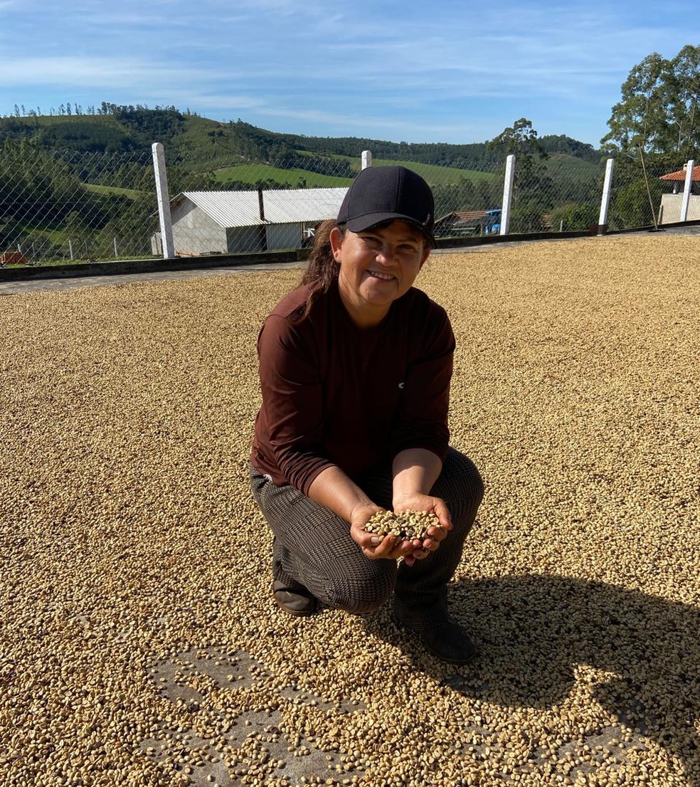 Maristela Souza, de Pinhalão (PR), entrega pedidos customizados de cafés especiais, além de realizar a torra na propriedade — Foto: Arquivo pessoal