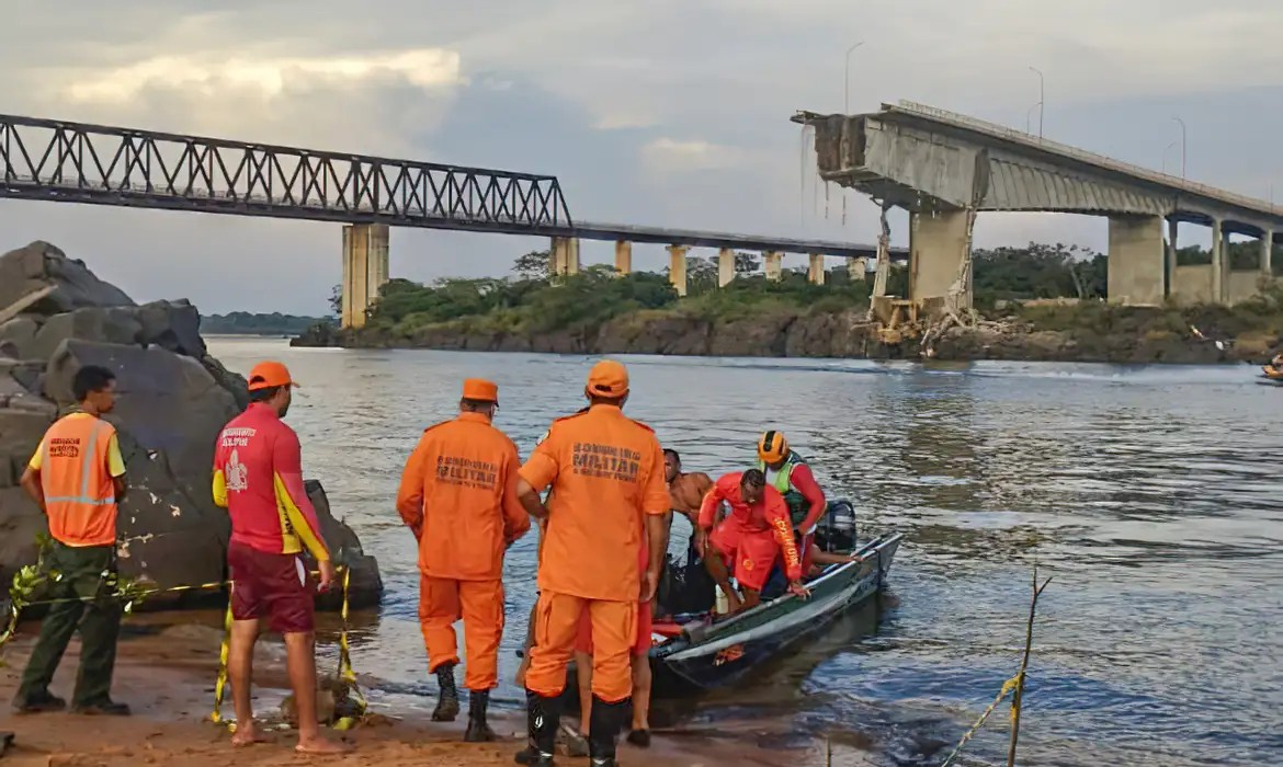 Cargas que caíram em desabamento de ponte no Rio Tocantins continham ácido e agrotóxicos