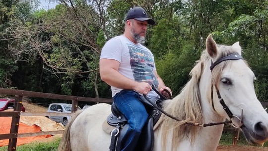 Homem aprende a cavalgar após amputar a perna: 'Me levam aonde não consigo ir' 