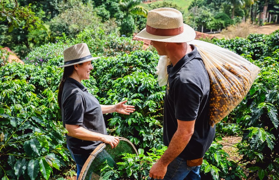 Silmara Emerick e o marido Charles Lopes de Souza adaptaram ferramentas do sítio para preparar o café especial