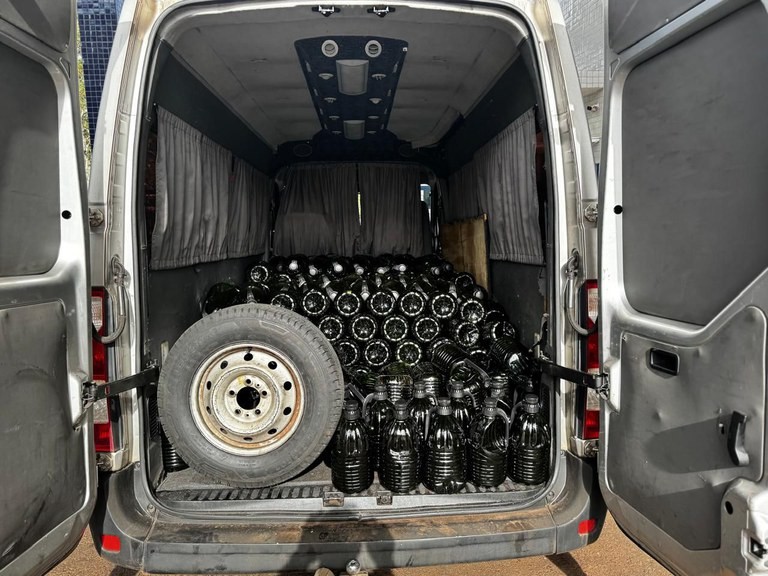 Mais de dois mil litros de azeite proibido no Brasil são apreendidos no Paraná