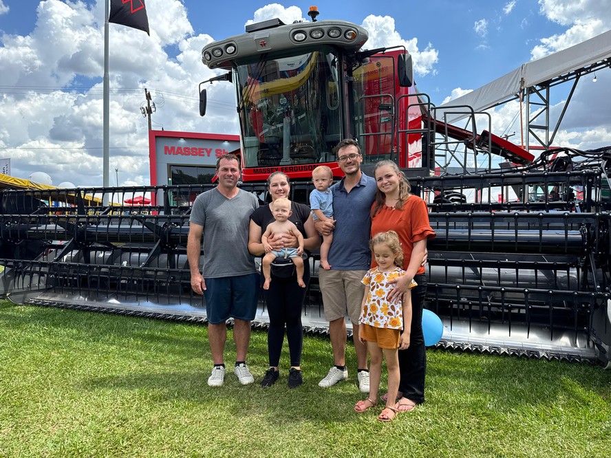 Irmãos Rodrigo (à esquerda) e Thiago Arnold concretizam negócio junto com as esposas