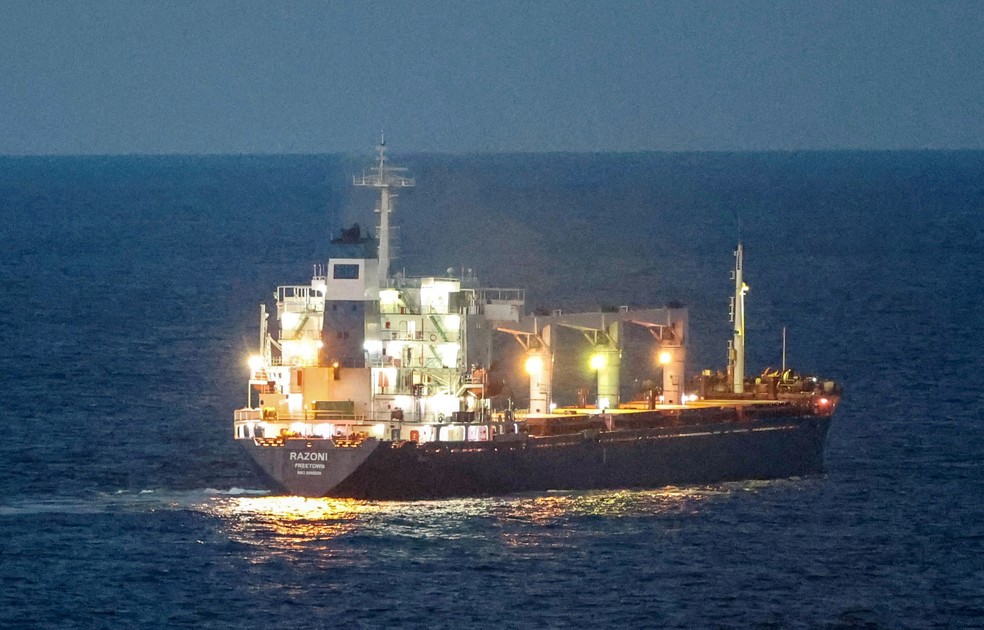 Navio com grãos na região do Mar Negro. Controle da poluição dos oceanos é importante para garantir segurança no transporte marítimo e no comércio de produtos agrícolas — Foto: Reuters