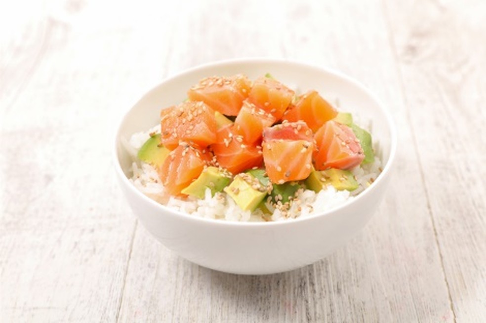 Tirashizushi de salmão e avocado — Foto: Kikkoman