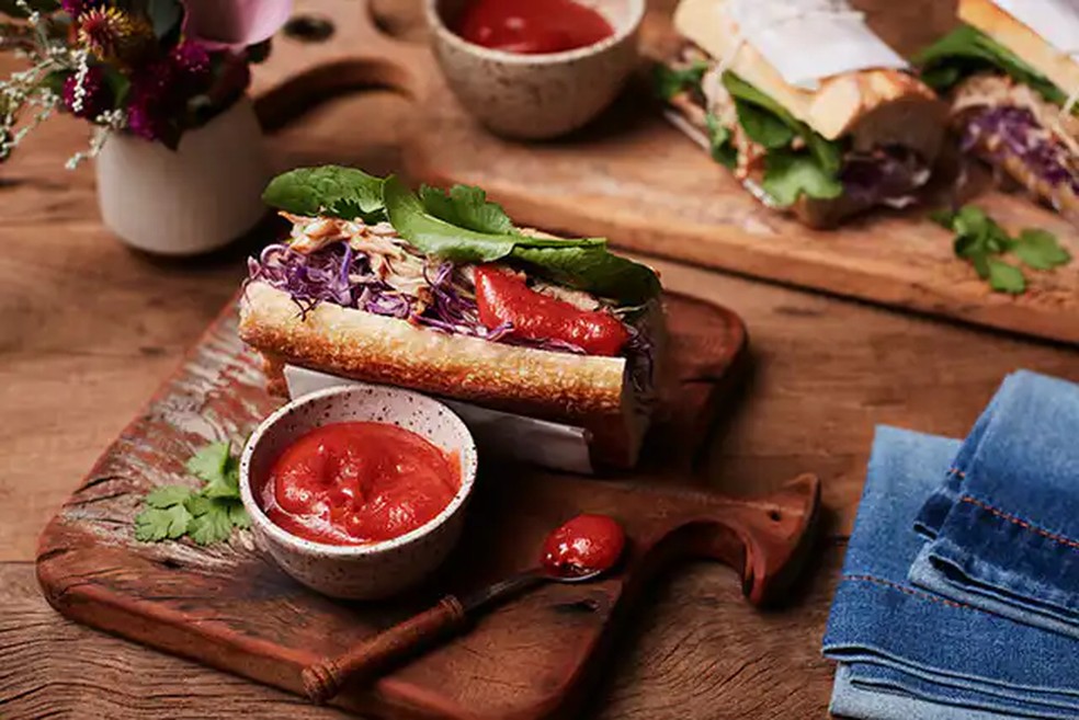 Sanduíche de pernil com molho de pimenta e goiabada — Foto: Panelinha