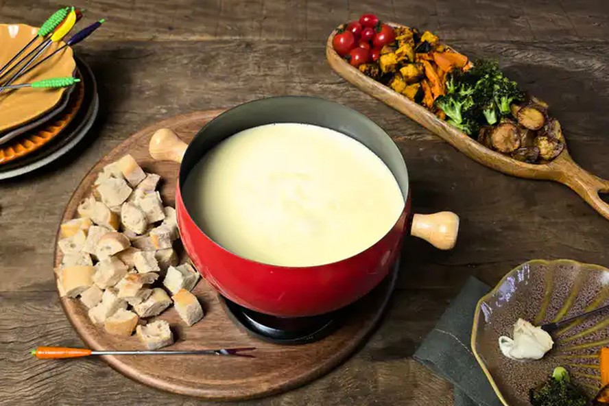 Como fazer fondue? Receita fácil vai esquentar o seu Dia dos Namorados