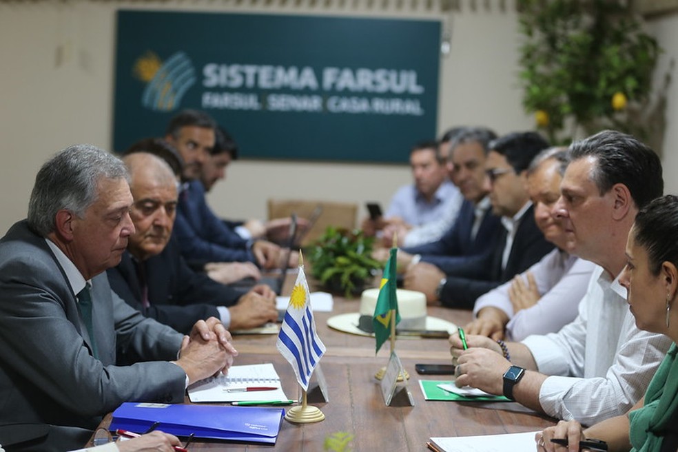 Fávaro reuniu-se com o ministro da Agricultura do Uruguai, Fernando Mattos, na Expointer 2023 — Foto: Carlos Silva/Mapa