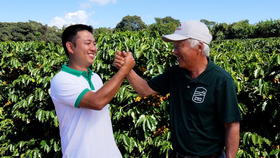 Eder Nakamura e seu pai, Claudio Nakamura, produzem cerca de 2 mil sacas de café por ano — Foto: Sebrae Minas/Divulgação