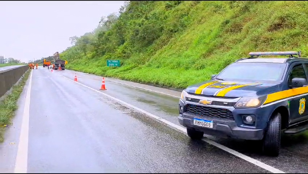Entre 2022 e 2023, BR-277 passou por interdições causadas por deslizamentos — Foto: PRF / Reprodução