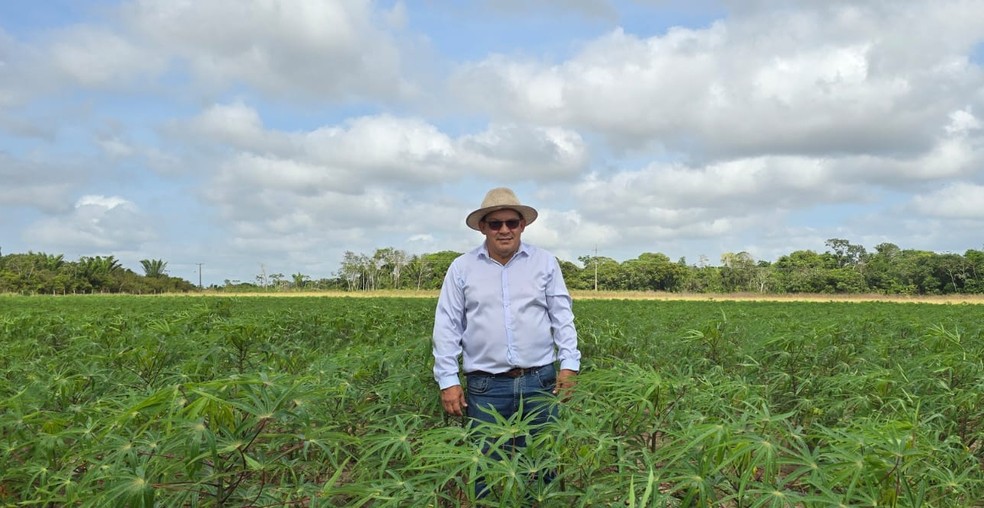 Benedito Dutra, em sua propriedade: "Sou o maior maniveiro do Brasil" — Foto: Arquivo Pessoal