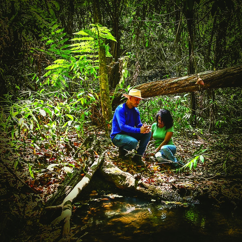 Vicente Ferreira e Florinei Cardoso investem em cuidados com o solo e em reflorestamento para evitar o assoreamento do Córrego Bucanhão no sítio Xangrilá, em Brazlândia (DF) — Foto: Ruy Baron