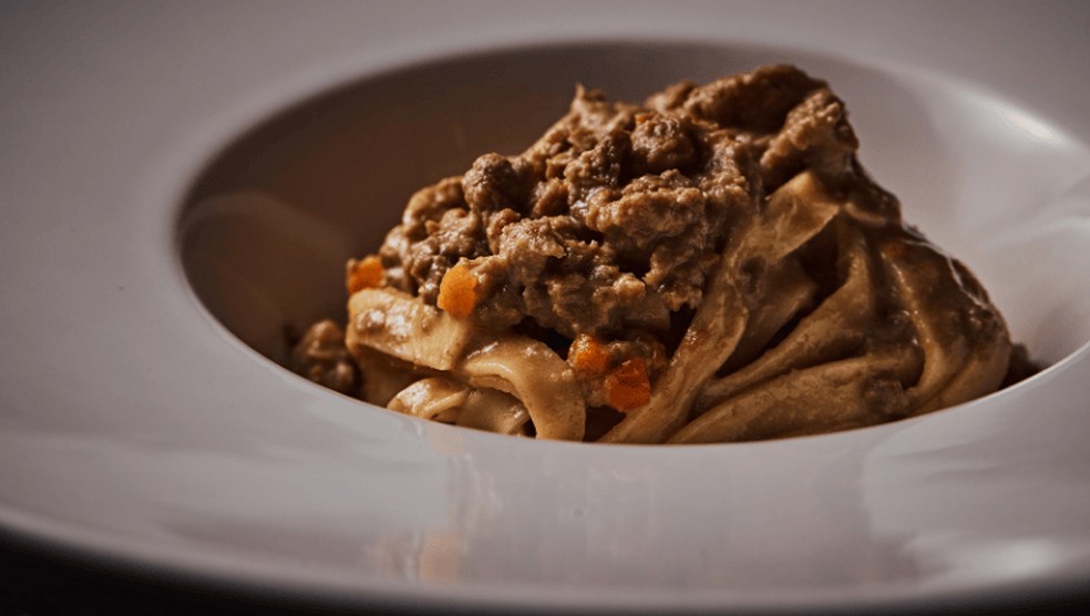 Receita Fettuccine ao ragu bolognese tradicional, por chef André Mifano – Donna — Foto: Rodolfo Regini