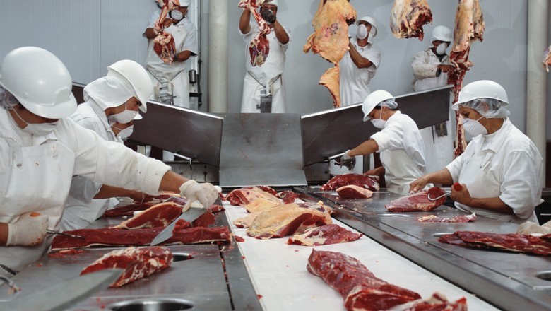 Com fim da cota chinesa, frigoríficos dão férias coletivas e reduzem abates