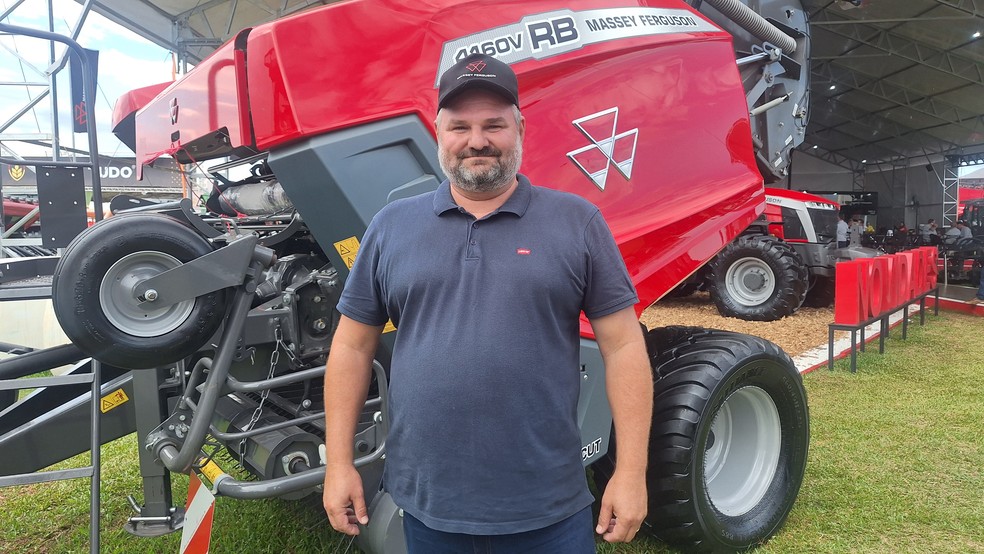 Produtor Rafael Piovesan na feira de Cascavel — Foto: Carolina Mainardes