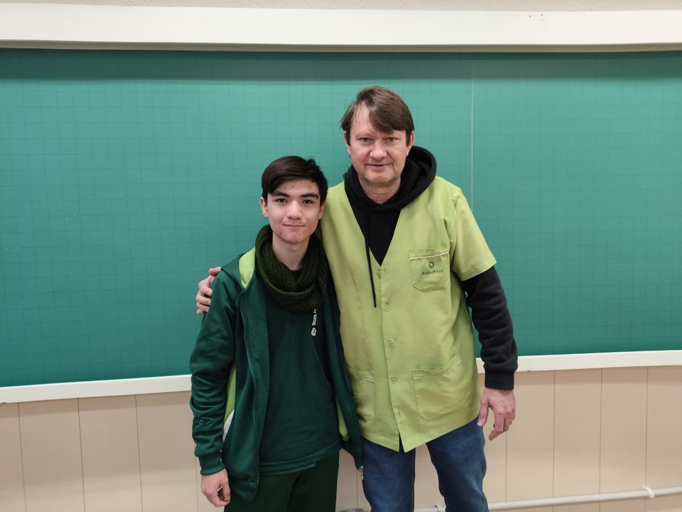 Lucas Tadao Sugahara Wernick e o professor Cornélio Schwambach — Foto: Divulgação