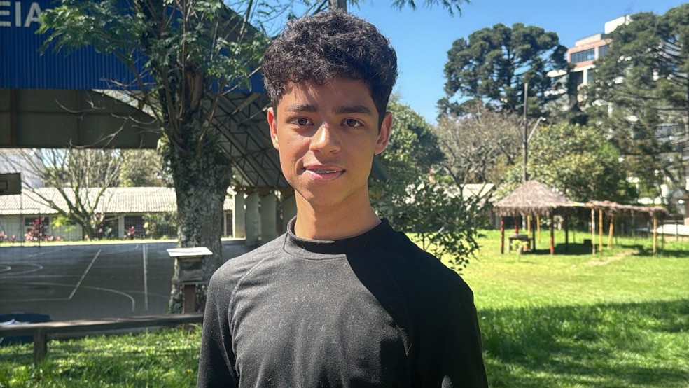 Gustavo Aguiar da Silva, de 15 anos, está encantado com as descobertas que tem feito sobre as abelhas — Foto: Divulgação