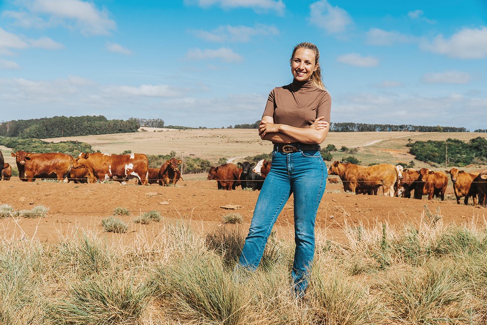 A pecuarista Fernanda Costabeber, da Fazenda Pulquéria, de São Sepé(RS): manejo dos animais soltos e com ração à vontade — Foto: Divulgação Fazenda Pulquéria