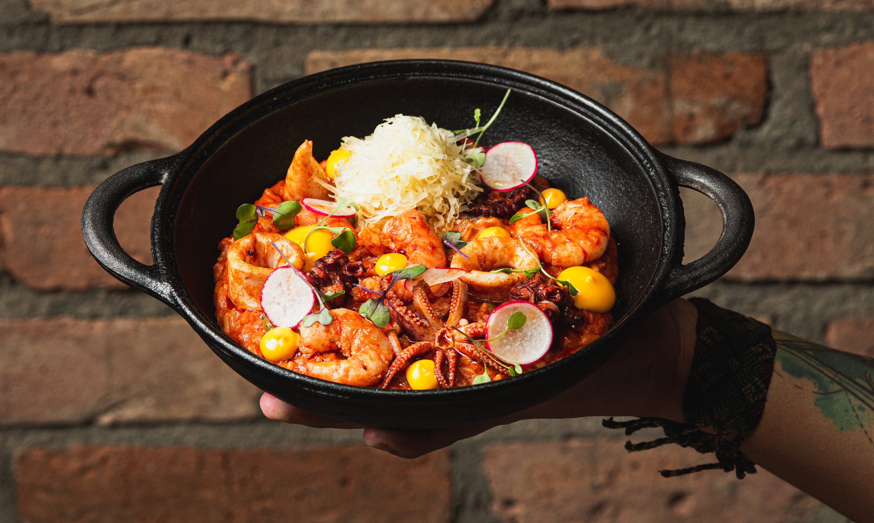 Arroz com mariscos: receita colorida para celebrar a chegada da primavera