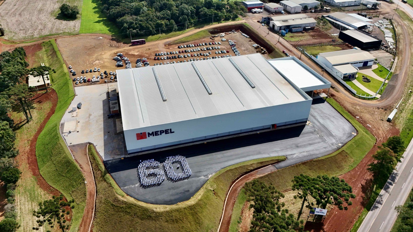 Mepel inaugura nova fábrica de implementos e espera dobrar produção