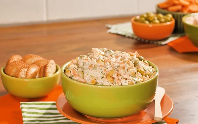 Aprenda a fazer patê de frango com poucos ingredientes e preparo rápido