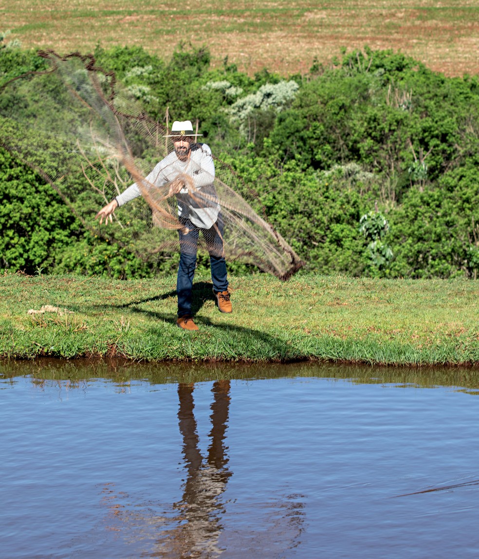 O piscicultor Acilino Lorenzoni Filho, de Assis Chateaubriand (PR), cooperado da Copacol: colheita de 165.00 peixes a cada ciclo — Foto: JOSIMAR BAGATOLI/COPACOL /DIVULGAÇÂO