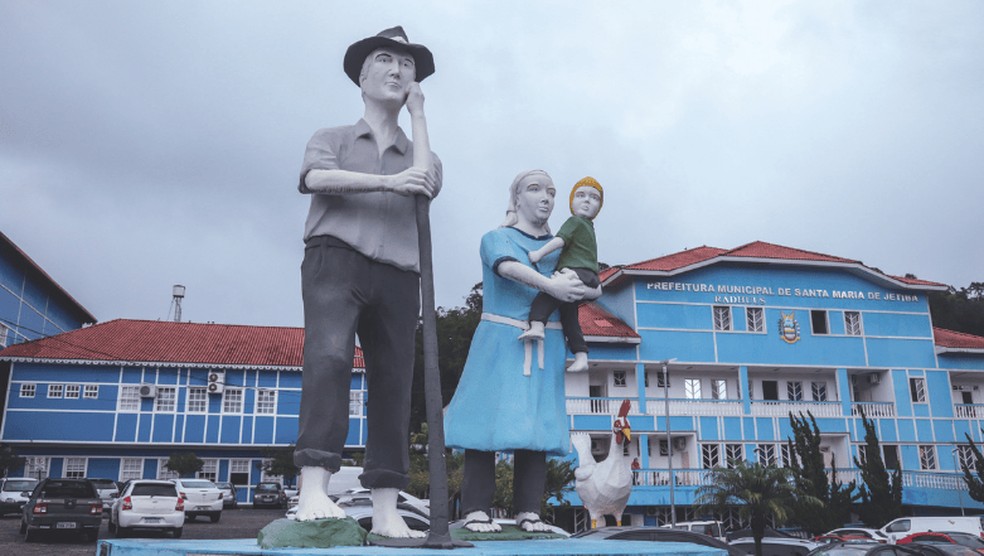 Estátuas retratam os pomeranos, imigrantes que são a base da população de Santa Maria de Jetibá (ES) — Foto: Ricardo Benichio