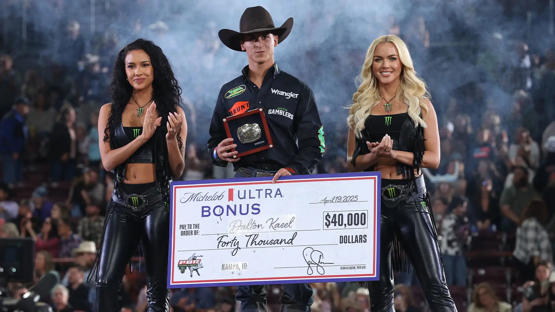 Peão dos EUA vence sua quinta etapa da PBR e é líder isolado na temporada