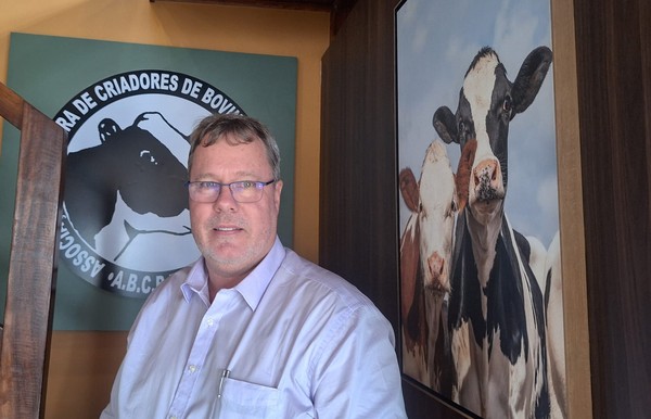 Armando Rabbers é presidente da Associação Brasileira de Criadores de Bovinos da Raça Holandesa — Foto: Carolina Mainardes
