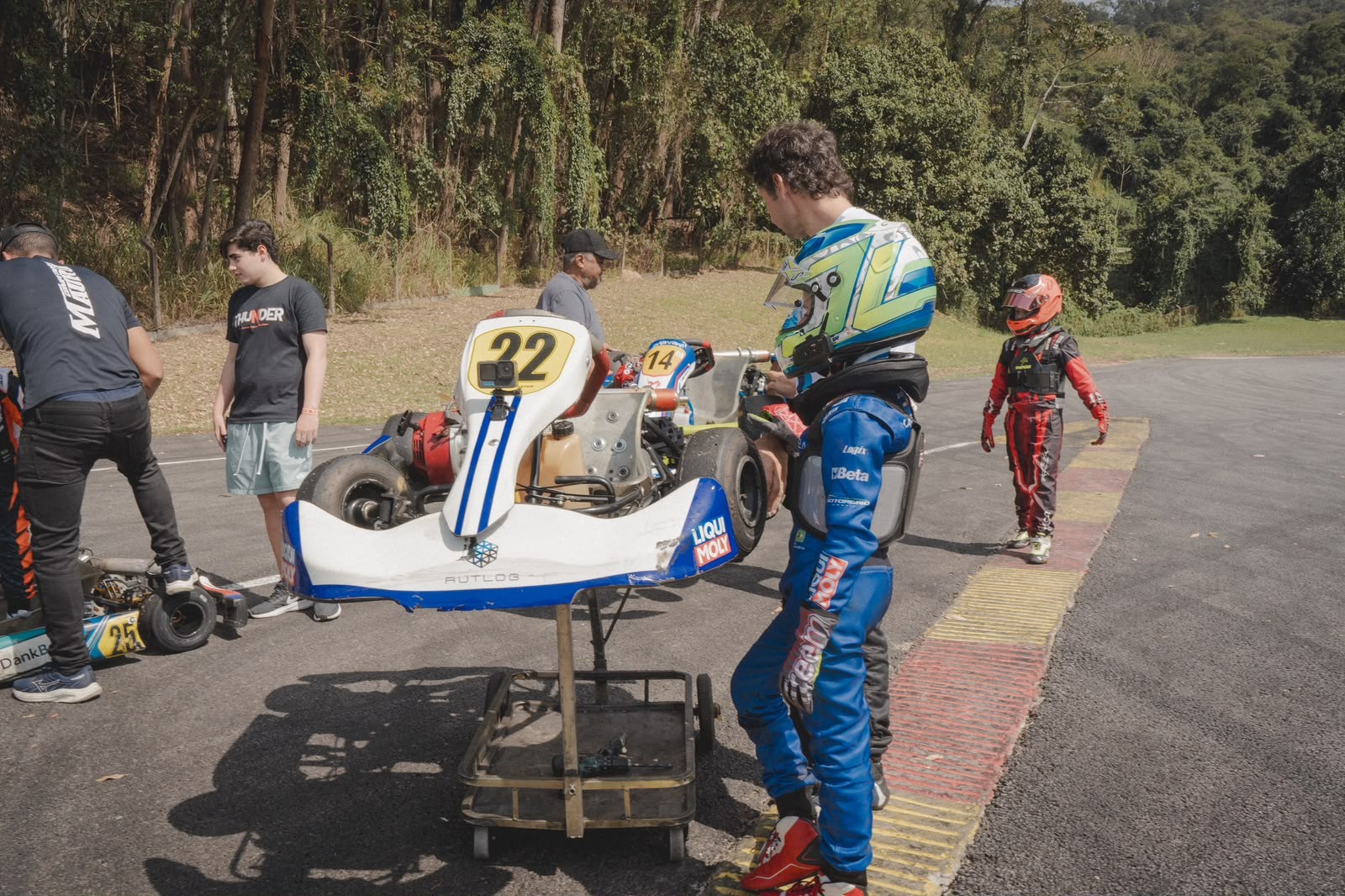 Daniel Lancaster acompanha estreia do filho João no kart aos 7 anos SP - Foto