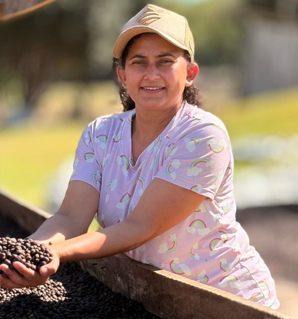Fabiana, de Espigão do Norte, pretende ampliar o cafezal para 11 mil pés — Foto: Divulgação