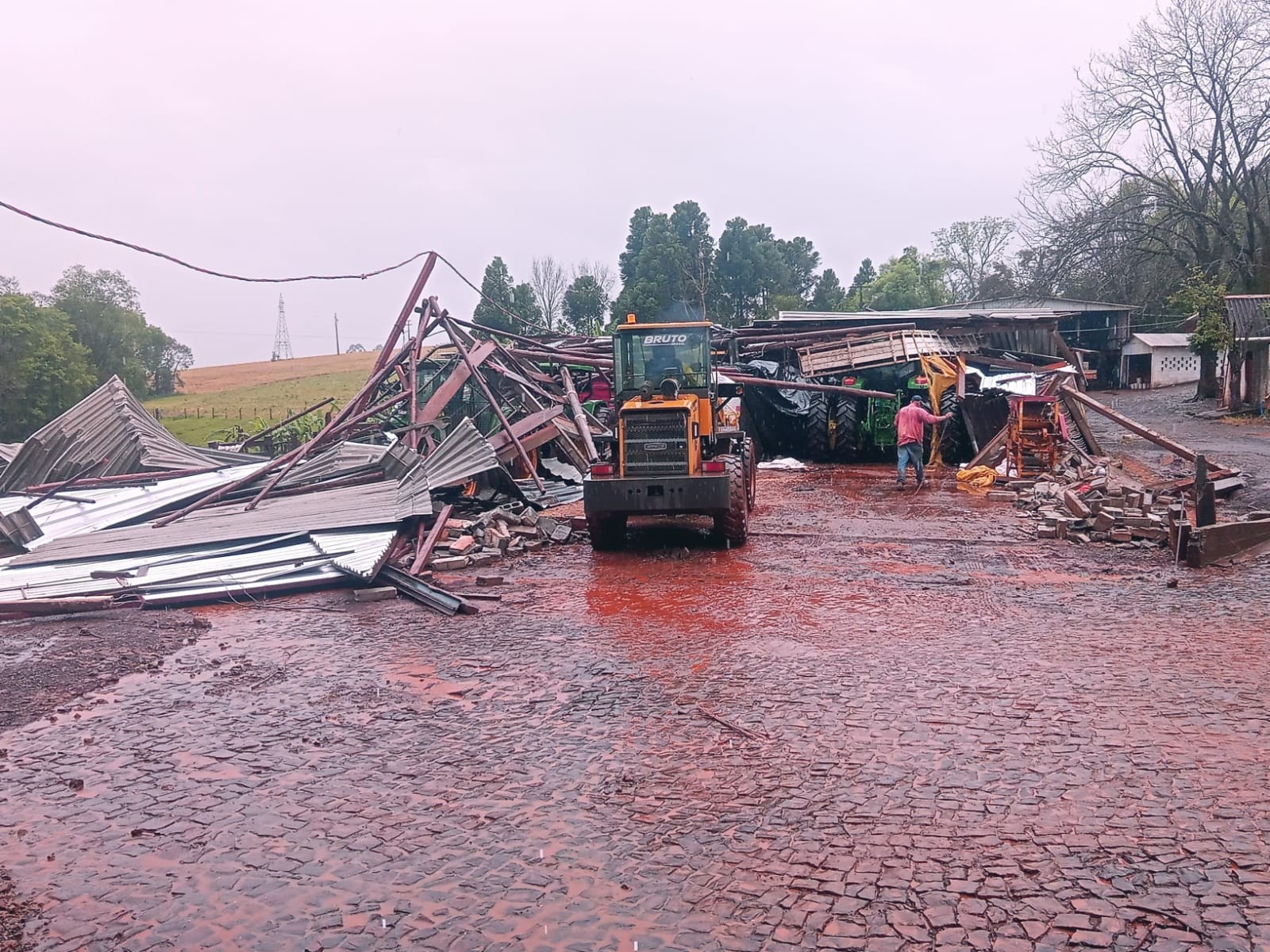 Dois tornados atingem o Paraná em 24h e destroem estruturas e lavouras