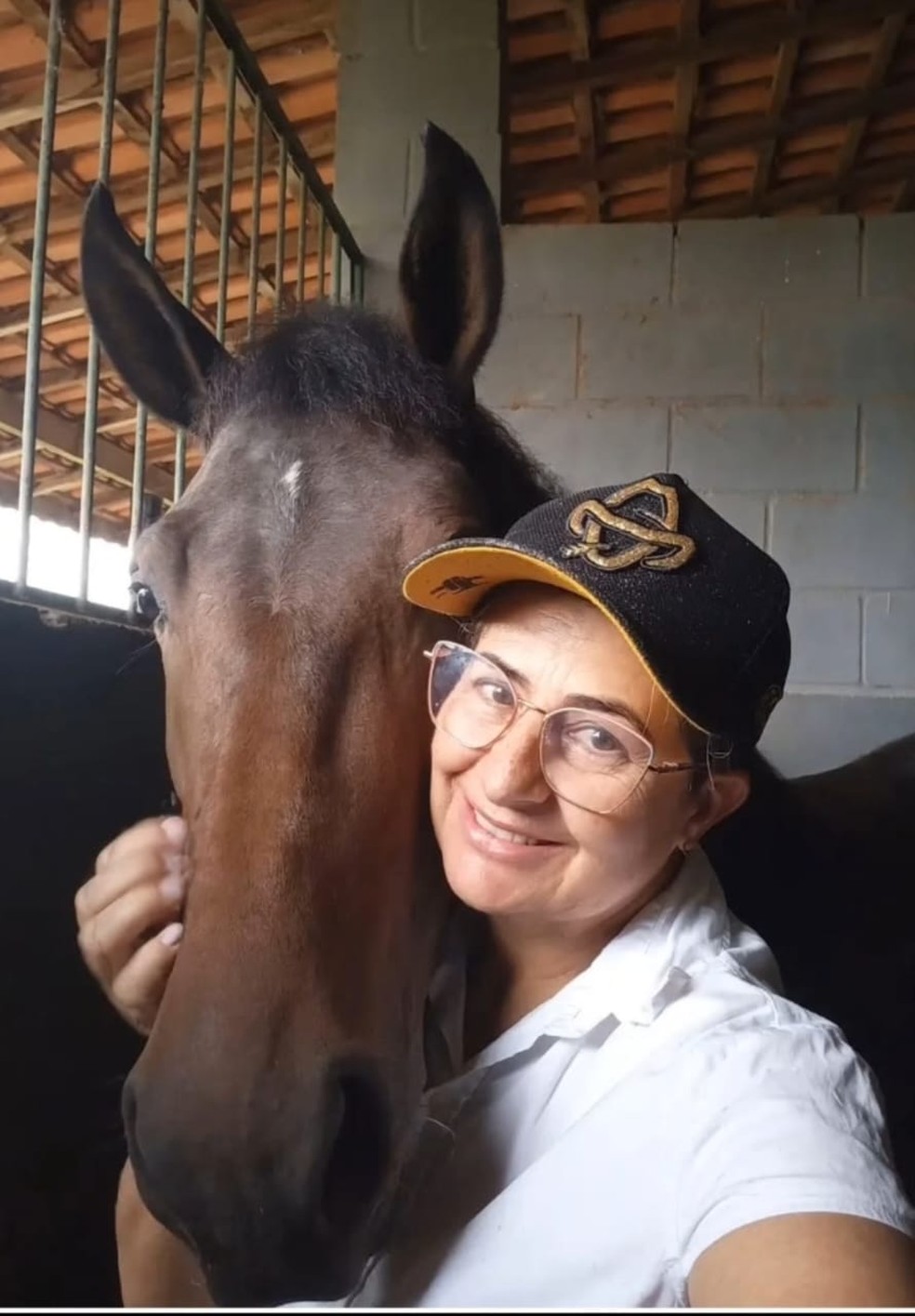 Márcia Lima e a égua Jade, que morreu contaminada — Foto: Arquivo pessoal