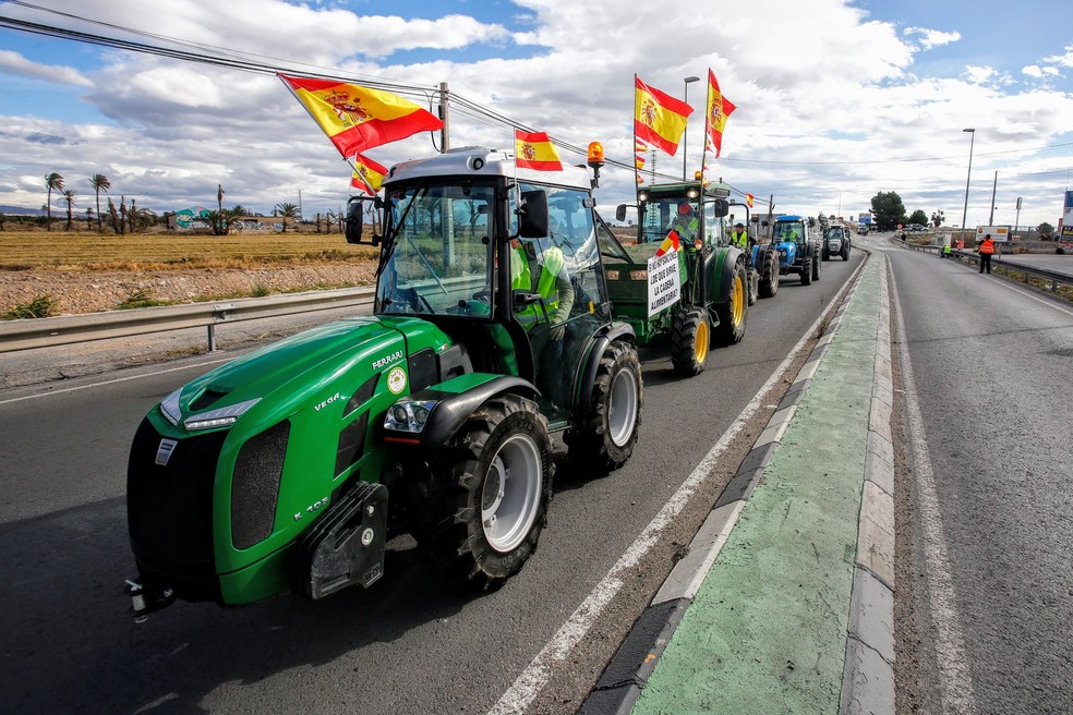 Agricultores protestando na Espanha, no início de 2024. A União Europeia viveu uma onda de manifestações contra a política agrícola do bloco — Foto: Getty Images