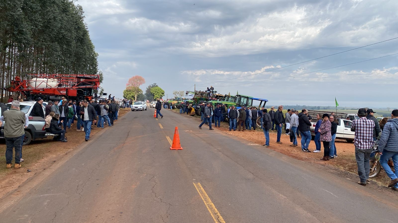 Agricultores protestam contra invasão de fazenda no Paraná