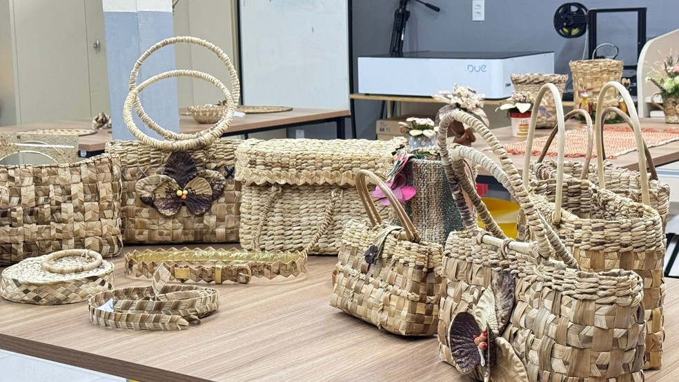 Bolsas são produzidas com parte da bananeira que antes era tratada como rejeito agrícola — Foto: Chayana Hoffmann de Souza/Divulgação