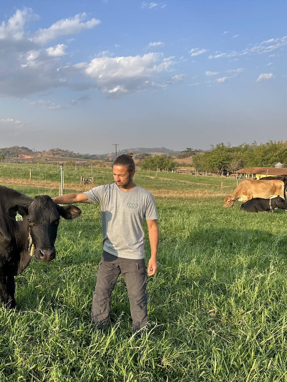 Produtor de leite Caio Rivetti registrou queda na produção de até 30% — Foto: Arquivo pessoal