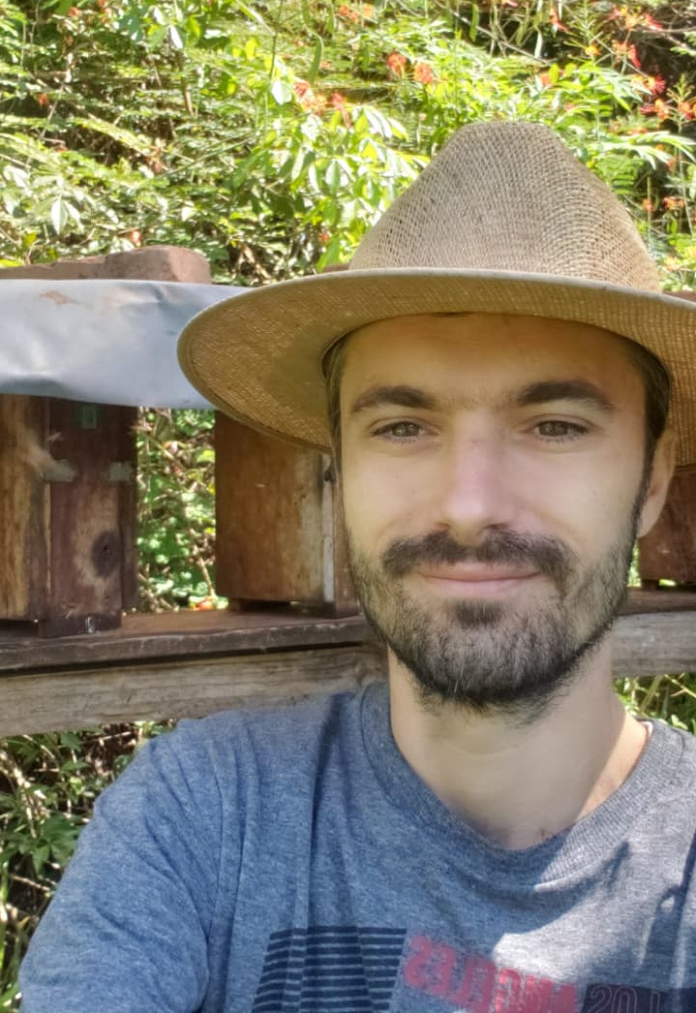 Gustavo Siniscalchi mantém quatro apiários em área urbana em Jaboticabal e um em área rural e vê desafios nos dois ambientes — Foto: Arquivo pessoal